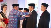 Wali Kota Makassar Danny Pomanto Saat Menerima Penghargaan Satyalencana Wira Karya